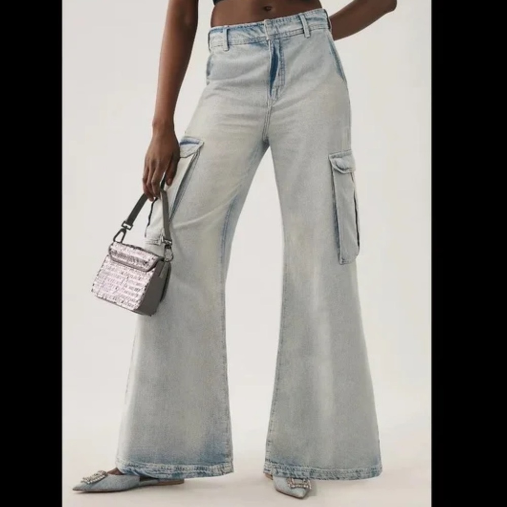 Pilcro Wide Leg Cargo Jeans. Size 27